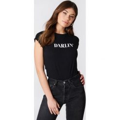 NA-KD T-shirt Darlin' - Black. Czarne t-shirty damskie NA-KD, z napisami, z okrągłym kołnierzem. Za 60,95 zł.