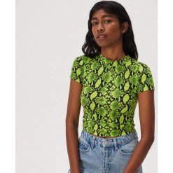 Neonowy t-shirt z wężowym wzorem - Biały. Białe t-shirty damskie Sinsay, s, bez wzorów, bez kołnierzyka. Za 29,99 zł.