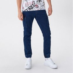 Denimowe joggery - Granatowy. Niebieskie spodnie męskie House, m, bez wzorów, z jeansu. Za 139,99 zł.