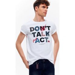 T-shirt męski z nadrukiem. Białe t-shirty męskie na lato, m, z nadrukiem, z bawełny, eleganckie, krótkie. W wyprzedaży za 19,99 zł.