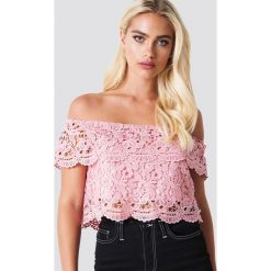 NA-KD Boho Koronkowy top z odkrytymi ramionami - Pink. Różowe topy damskie marki NA-KD Boho, bez wzorów, z koronki, z falbankami. W wyprzedaży za 60,97 zł.