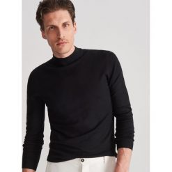 Gładki sweter z niskim golfem - Czarny. Czarne swetry męskie Reserved, s, bez wzorów, z golfem, bez kaptura. Za 99,99 zł.