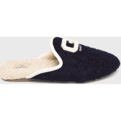 Gant - Kapcie. Niebieskie kapcie damskie marki GANT, z gumy. W wyprzedaży za 119,90 zł.