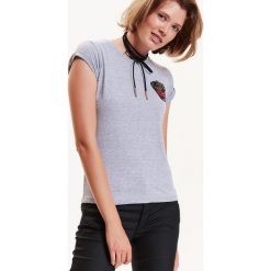 T-shirt damski z naszywka. Szare t-shirty damskie TROLL, s, z aplikacjami, z bawełny, klasyczne, z okrągłym kołnierzem. W wyprzedaży za 19,99 zł.