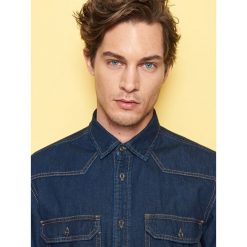 Jeansowa koszula regular fit - Granatowy. Niebieskie koszule męskie Reserved, s, bez wzorów, z jeansu, bez kołnierzyka, bez rękawów. Za 79,99 zł.