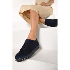 Granatowe Buty Sportowe Capricorn. Niebieskie buty sportowe damskie Born2be, bez wzorów, sportowe. W wyprzedaży za 29,99 zł.