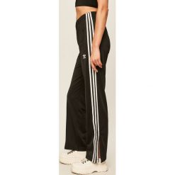 Adidas Originals - Spodnie. Czarne spodnie damskie adidas Originals, z poliesteru. Za 199,90 zł.