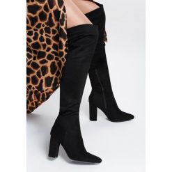 Czarne Kozaki Sandia. Czarne kozaki damskie Renee, z jeansu, eleganckie, ze szpiczastym noskiem, na wysokim obcasie, na zamek. Za 189,99 zł.