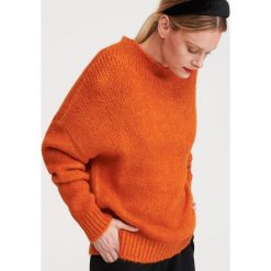 Sweter o luźnym splocie - Pomarańczowy. Pomarańczowe swetry damskie Reserved, s, bez wzorów, ze splotem, bez rękawów, bez kaptura. Za 99,99 zł.