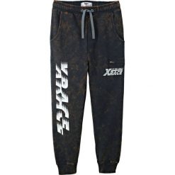 Spodnie dresowe z efektem "used" bonprix czarny. Czarne dresy chłopięce bonprix, bez wzorów, z dresówki. Za 44,99 zł.