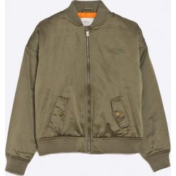 Pepe Jeans - Kurtka bomber dziecięca. Kurtki dziewczęce Pepe Jeans, bez wzorów, z bawełny, krótkie, bez kaptura. W wyprzedaży za 199,90 zł.