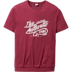 T-shirt ze specjalnym krojem na wys. brzucha Regular Fit bonprix bordowy. Czerwone koszulki męskie bonprix, m, z nadrukiem, bez kołnierzyka. Za 24,99 zł.