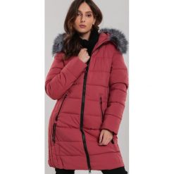 Ciemnoróżowa Kurtka Bridesburg. Różowe kurtki damskie Renee, na zimę, s, bez wzorów, eleganckie, długie, z kapturem. Za 249,99 zł.