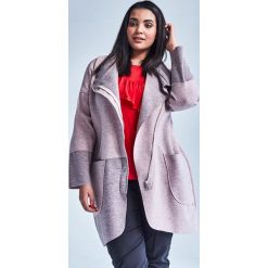 Różowy płaszcz Zosia dla puszystych OVERSIZE PLUS SIZE JESIEŃ. Różowe płaszcze damskie Moda Size Plus Iwanek, na wiosnę, s, bez wzorów, z wełny, eleganckie, plus size. Za 189,00 zł.