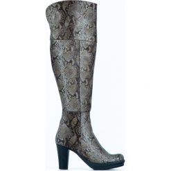 Wężowe kozaki za kolano - skóra naturalna - model 185 - kolor wąż. Szare kozaki damskie Zapato, na randkę, na zimę, z dzianiny, klasyczne, przed kolano, na wysokim obcasie, na obcasie, bez zapięcia. W wyprzedaży za 367,50 zł.