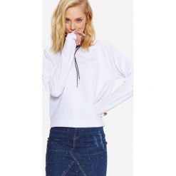 BLUZA NIEROZPINANA DAMSKA Z MARSZCZONYMI RĘKAWAMI. Białe bluzy damskie marki Top Secret, na lato, z bawełny. W wyprzedaży za 29,99 zł.