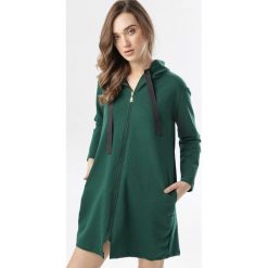 Ciemnozielona Bluza Aroaliria. Zielone bluzy damskie Born2be, xl, bez wzorów, bez rękawów, bez kaptura. W wyprzedaży za 79,99 zł.