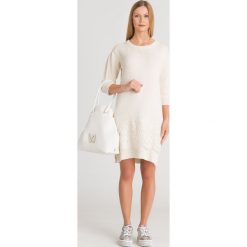 SUKIENKA TWINSET. Białe sukienki damskie Twinset, na co dzień, s, w koronkowe wzory, z koronki, z okrągłym kołnierzem, bez rękawów, proste. Za 678,30 zł.