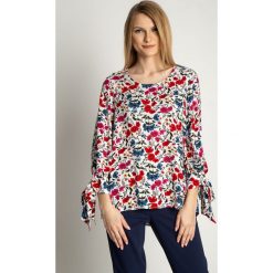 Luźna bluzka w kwiaty wiązana przy rękawach BIALCON. Bluzki damskie BIALCON, w kwiaty, z materiału, eleganckie, z klasycznym kołnierzykiem, bez rękawów. W wyprzedaży za 130,00 zł.