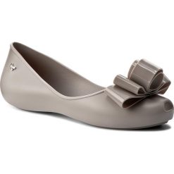 Baleriny ZAXY - Glam Fem 82259 Szary 01086 Y285052 02064. Szare baleriny damskie Zaxy, bez wzorów, z tworzywa sztucznego, klasyczne, bez obcasa, na płaskiej podeszwie. W wyprzedaży za 99,00 zł.