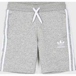 Adidas Originals - Szorty dziecięce 128-152 cm. Szare spodenki chłopięce z bawełny, sportowe. W wyprzedaży za 89,90 zł.