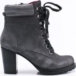 Tommy Hilfiger - Botki. Szare botki damskie lity TOMMY HILFIGER, z materiału, z okrągłym noskiem, na sznurówki. W wyprzedaży za 399,90 zł.