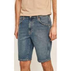 Wrangler - Szorty jeansowe. Niebieskie spodenki i szorty męskie Wrangler, z aplikacjami, z elastanu, casualowe. Za 199,90 zł.