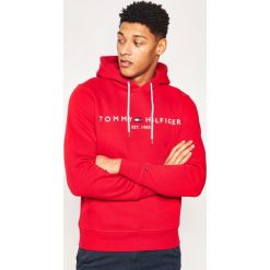 Bluza TOMMY HILFIGER Logo Hoody MW0MW11599. Czerwone bluzy męskie TOMMY HILFIGER, s, bez wzorów, z bawełny, bez kołnierzyka, bez rękawów, bez kaptura. W wyprzedaży za 359,00 zł.