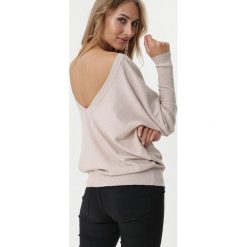 Beżowy Sweter Annabel. Brązowe swetry damskie Born2be, uniwersalny, bez wzorów, z dzianiny, klasyczne, z długim rękawem, długie, bez kaptura. Za 109,99 zł.