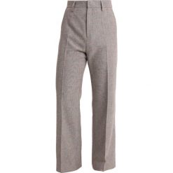 Hope WIDE TROUSER Spodnie materiałowe beige check. Brązowe chinosy męskie marki Hope, ze lnu. W wyprzedaży za 791,10 zł.