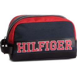 Kosmetyczka TOMMY HILFIGER - Varisty Nylon Washbag AM0AM04574 901. Czerwone kosmetyczki męskie TOMMY HILFIGER, bez wzorów, z tkaniny. W wyprzedaży za 139,00 zł.
