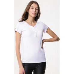 Biały T-shirt Contract. Białe bluzki damskie marki Born2be, s, bez wzorów, z dzianiny, bez kołnierzyka, bez rękawów. Za 29,99 zł.