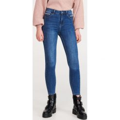 Jeansy slim z bawełną organiczną - Granatowy. Niebieskie jeansy damskie Reserved. Za 89,99 zł.