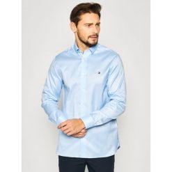 Koszula TOMMY HILFIGER MERCEDES-BENZ Pinpoint Oxford TT0TT07170. Niebieskie koszule męskie TOMMY HILFIGER, s, bez wzorów, z elastanu, casualowe, bez kołnierzyka, bez rękawów. W wyprzedaży za 379,00 zł.