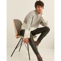 NOWOCZESNY SWETER DAMSKI, DWUKOLOROWY. Szare golfy damskie marki Top Secret, z dzianiny. W wyprzedaży za 59,99 zł.