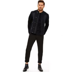 Kurtka męska z tkaniny jeansowej z lekkimi przetarciami. Czarne kurtki męskie Top Secret, na lato, xl, bez wzorów, z jeansu, eleganckie, krótkie, bez kaptura. W wyprzedaży za 69,99 zł.