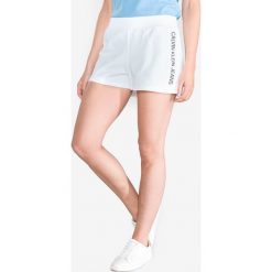 Calvin Klein Szorty Biały. Białe szorty damskie Calvin Klein, l, bez wzorów, z bawełny. Za 292,95 zł.