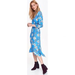 Sukienka kopertowa w kwiaty. Niebieskie sukienki damskie Top Secret, na co dzień, na zimę, w kwiaty, eleganckie, z dekoltem w serek, bez rękawów, asymetryczne. W wyprzedaży za 59,99 zł.