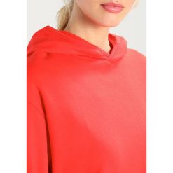 Bluzy damskie: Karen by Simonsen TOXIC Bluza z kapturem mars red