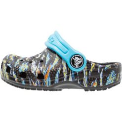 Crocs CLASSIC GRAPHIC Sandały kąpielowe black. Czarne sandały chłopięce Crocs, z gumy. Za 129,00 zł.