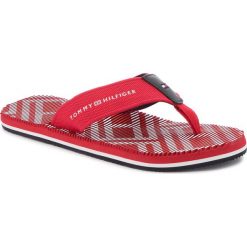 Japonki TOMMY HILFIGER - Corporate Stripe Beach Sandal FM0FM01366 Tango Red 611. Czerwone klapki męskie TOMMY HILFIGER, ze skóry, bez zapięcia. W wyprzedaży za 129,00 zł.