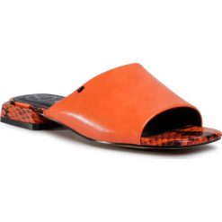 Klapki BETSY - 907019/01-05E Orange. Pomarańczowe klapki damskie Betsy, bez wzorów, ze skóry ekologicznej, bez obcasa. W wyprzedaży za 129,00 zł.