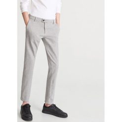 Spodnie slim fit z drobnym wzorem - Szary. Szare spodnie męskie marki Reserved, m, bez wzorów. Za 129,99 zł.