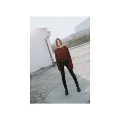 HIPPIE VISCOSE IN RUBY WINE. Czerwone bluzki damskie The Hive, s, bez wzorów, klasyczne, z klasycznym kołnierzykiem, bez rękawów. Za 119,02 zł.