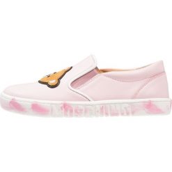 MOSCHINO Półbuty wsuwane rosa/bianco. Różowe buty dziewczęce sportowe marki MOSCHINO, ze skóry, klasyczne. W wyprzedaży za 791,20 zł.