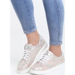 Różowe Buty Sportowe Dutch Girl. Różowe buty sportowe damskie Born2be, bez wzorów, sportowe. Za 59,99 zł.