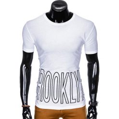 T-SHIRT MĘSKI Z NADRUKIEM S978 - BIAŁY. Białe t-shirty męskie Ombre Clothing, s, z nadrukiem, bez kołnierzyka. Za 19,99 zł.