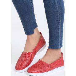 Czerwone Slip On Show Love. Czerwone trampki damskie slip on marki Born2be. Za 49,99 zł.