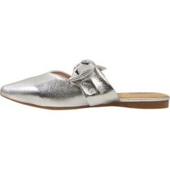 Klapki damskie: Lost Ink FAME BOW STRAP FLAT Klapki silver