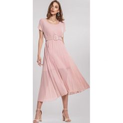 Różowa Sukienka Mindful. Różowe sukienki damskie other, s, bez wzorów, eleganckie, bez kołnierzyka, bez rękawów, maxi. Za 109,99 zł.